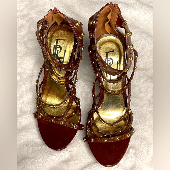 Beautiful brown platform heels with gold grommets - Picture 6 of 8